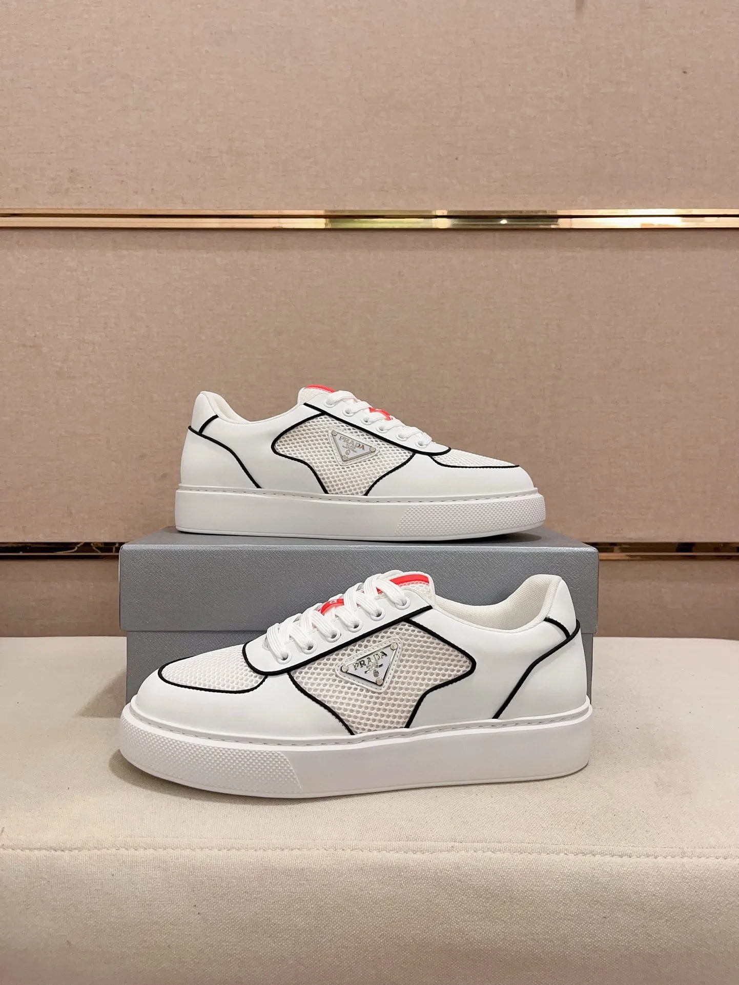 Men's shoes 💰 580💰 ✔️✔️✔️High-quality new PRADA counters are launched at the same time. The new men's shoes and 😘fabrics are selected from first-layer cowhide and are made by pure handicrafts. Lining: Full cowhide lining. 👍🏿 High-end ☄️ air-cushion molded anti-slip rubber outsole, exquisite lines, simple and elegant, comfortable and high-end for leisure travel. Code number: 38 to 44 (45 can be customized)